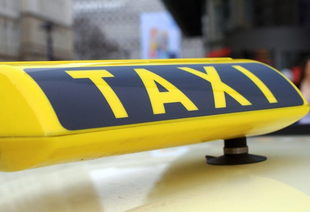 Mit dem Taxi hat sich eine Frau nach ihrem Corona-Test fahren lassen - mit großen Auswirkungen.