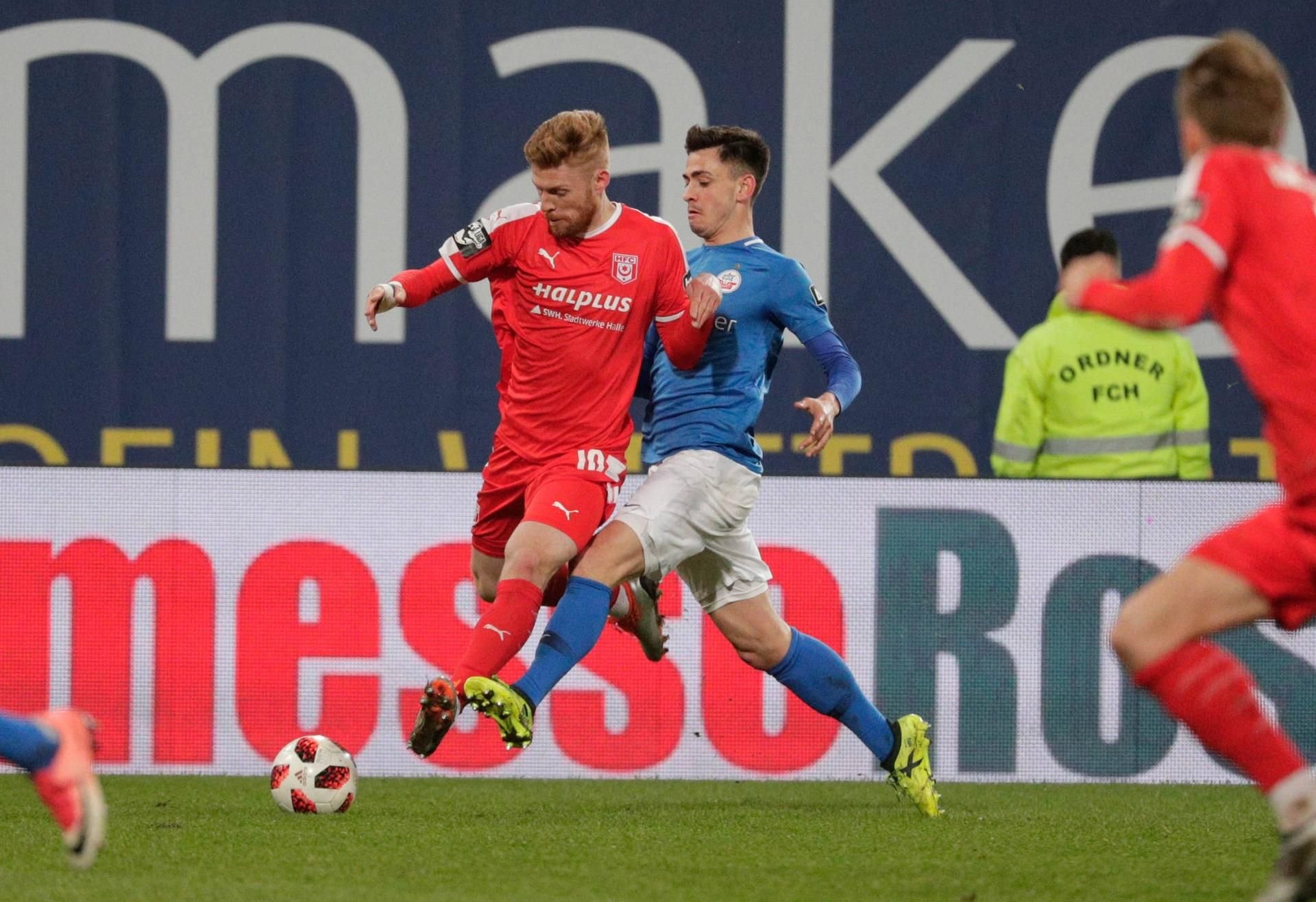 Mathias Fetsch im Zweikampf mit Rostocks Nico Rieble.