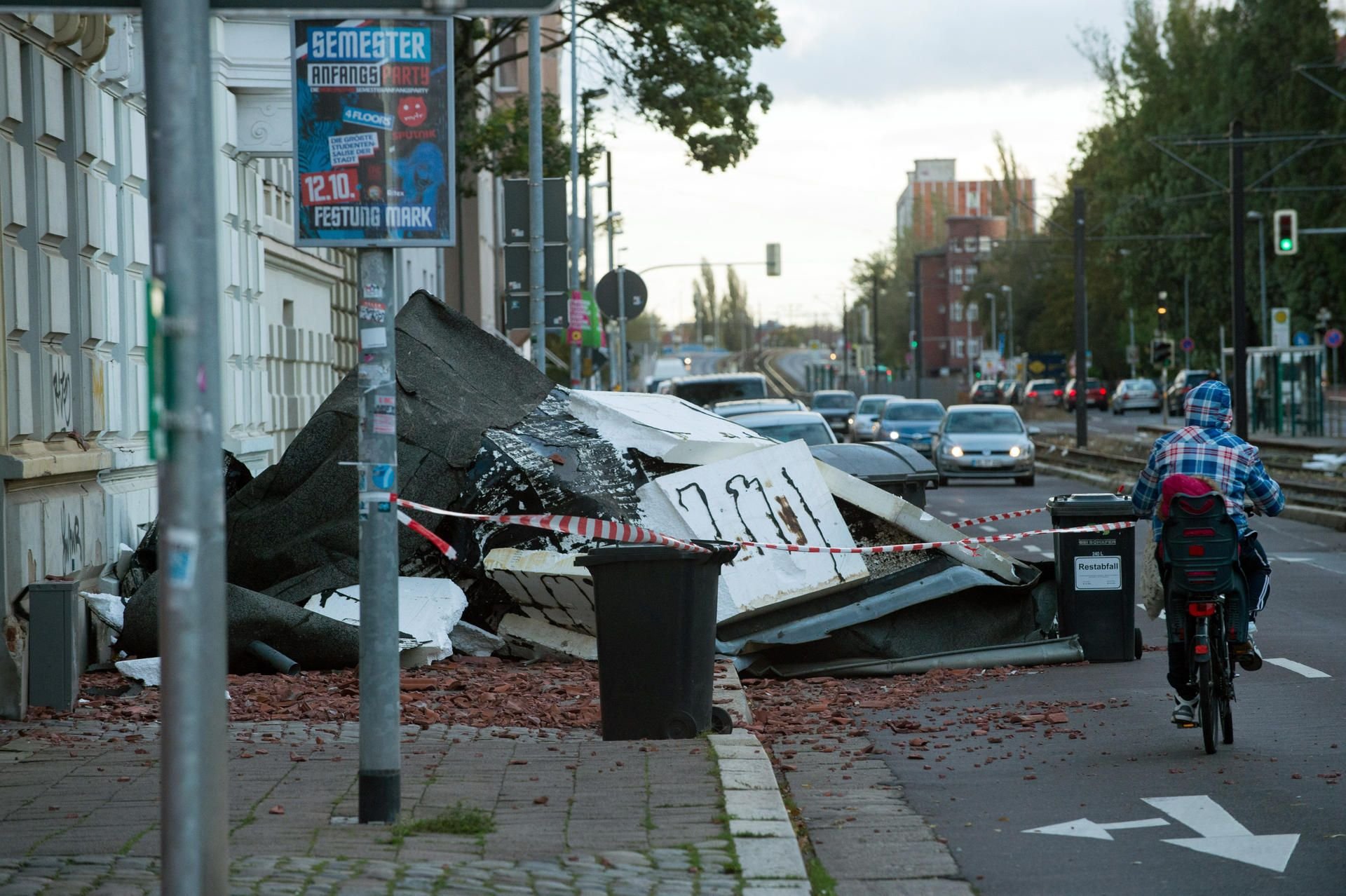 Teile eines Hausdaches und Dachziegel liegen in Magdeburg auf dem Gehweg. Das Dach war vom Sturmtief Xavier abgedeckt worden.