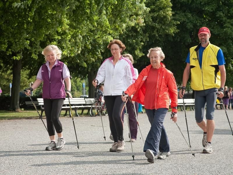 Den Kontakt zu anderen nicht abreißen lassen - etwa durch Sport: Damit kann man sich auch geistig fit halten.