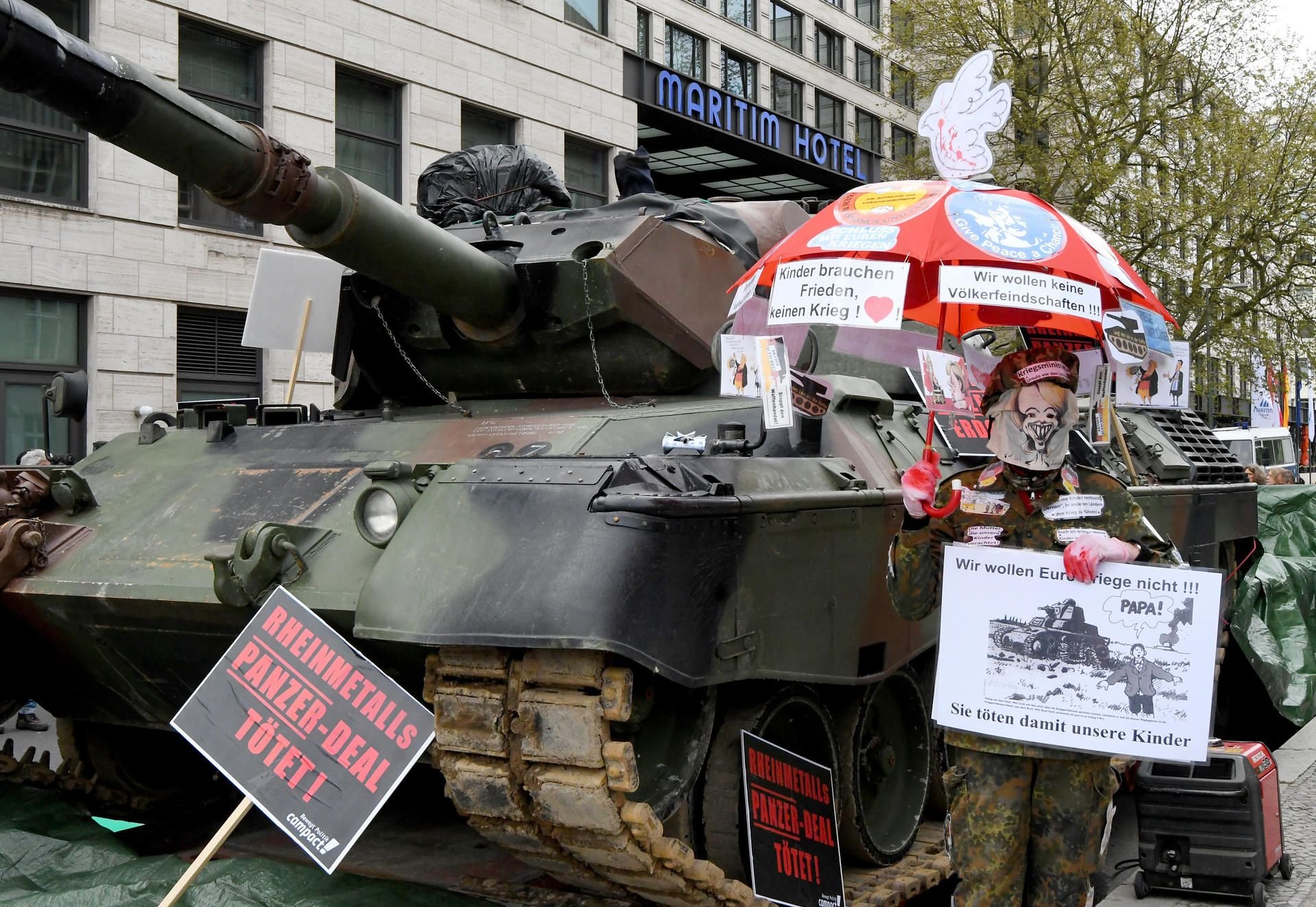 Mit einem Leopard-Panzer protestieren Friedensinitiativen anlässlich der Jahreshauptversammlung der Rüstungsfirma Rheinmetall AG.