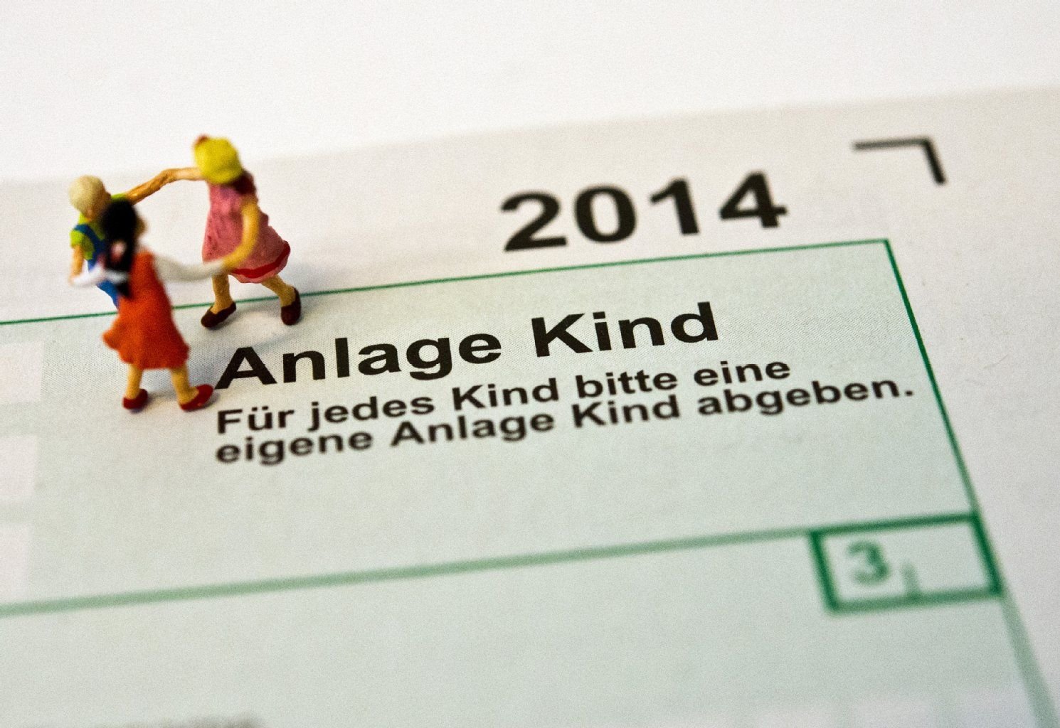 Eltern können sich einen Teil der Ausgaben für ihre Kinder vom Finanzamt zurückholen. Dafür müssen sie die Anlage Kind ausfüllen.