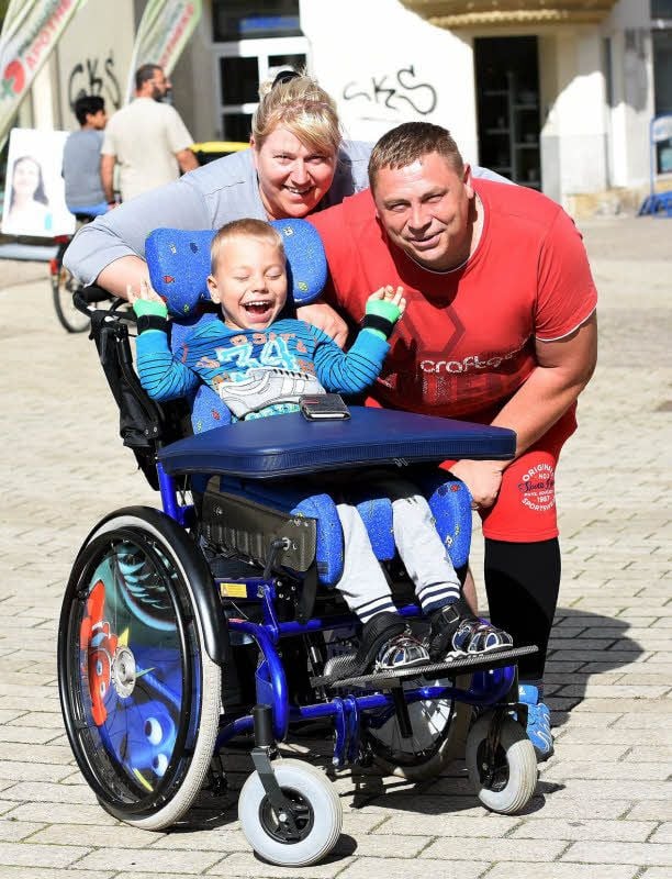 Nicht nur Ben-Luca freut sich, auch seine Eltern Kathleen und Thomas Tondock sind glücklich, dass dank vieler Spender und Helfer das Geld für die Delfin-Therapie zusammengekommen ist.