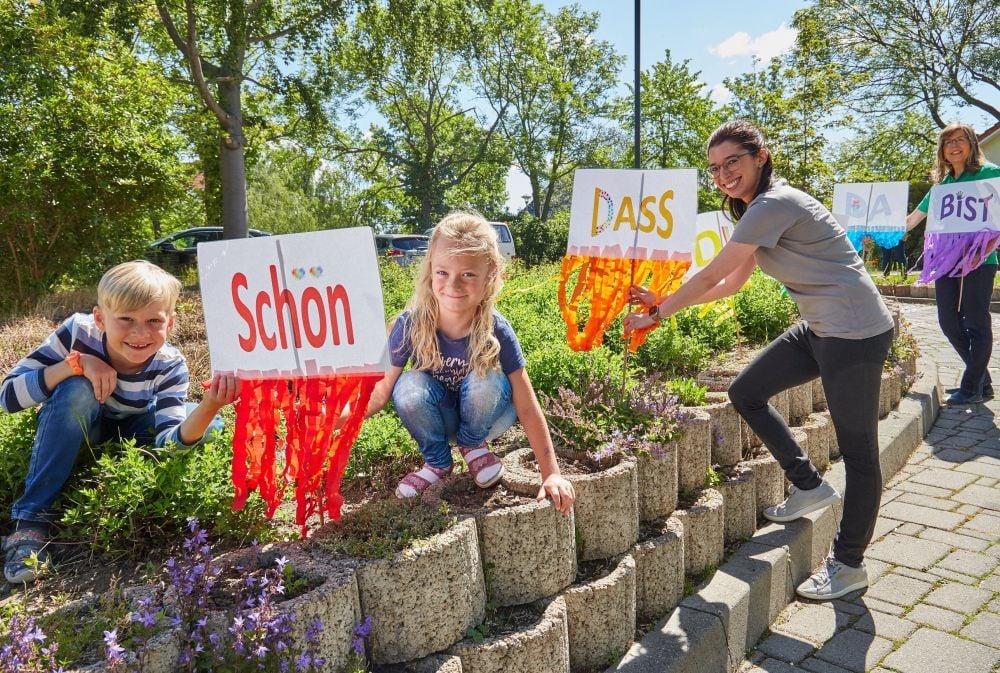 Jonah (von links), Laura, Erzieherin Sabrina Wolf und Kita-Leiterin Kerstin Bleichert begrüßen die Kinder in der Kita „Löwenzahn“ in Bernburg.