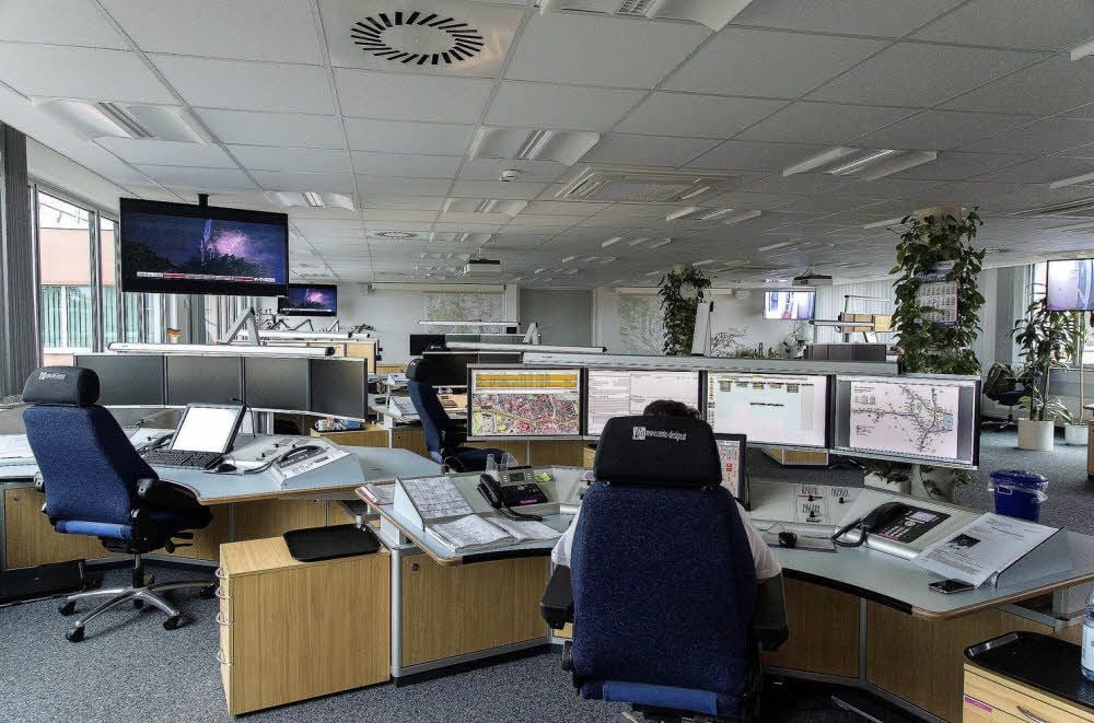 Blick ins Lage- und Führungszentrum der Polizei in Halle: Hier gehen Notrufe aus dem Burgenlandkreis, Saalekreis und Halle ein.