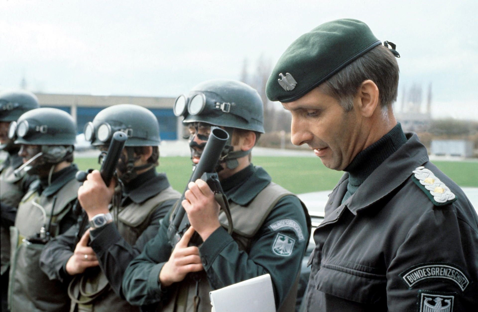 Ulrich Wegener (r.) mit einem GSG 9-Kommando im Jahr 1979