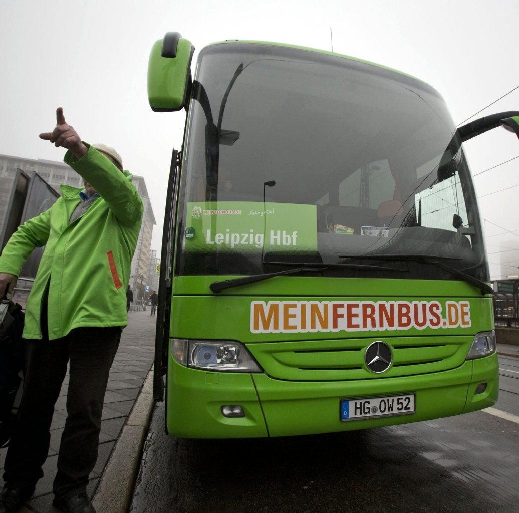 Ein Bus von "Meinfernbus.de". Seit acht Monaten dürfen Linien-Fernbusse der Bahn Konkurrenz machen.