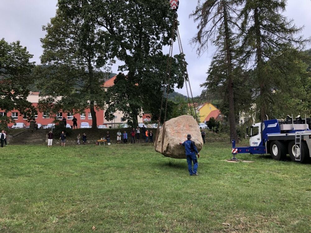 Eine Stunde später erreicht der Granitbrocken seinen Bestimmungsort im Park.