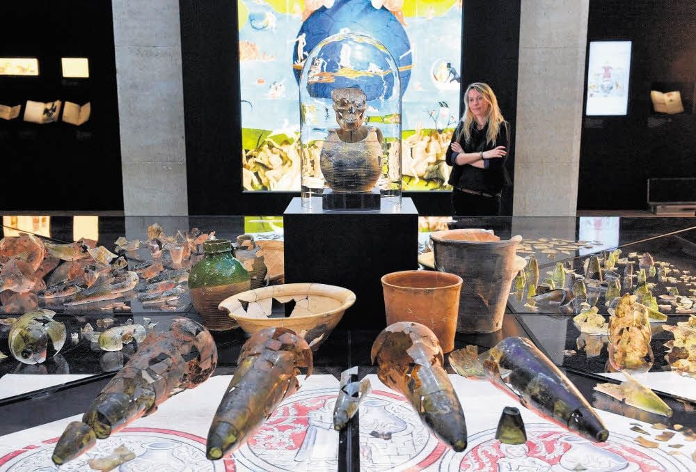 Die rekonstruierten Überreste der Wittenberger Alchemisten-Werkstatt sind im Landesmuseum für Vorgeschichte Halle erstmals zu sehen.