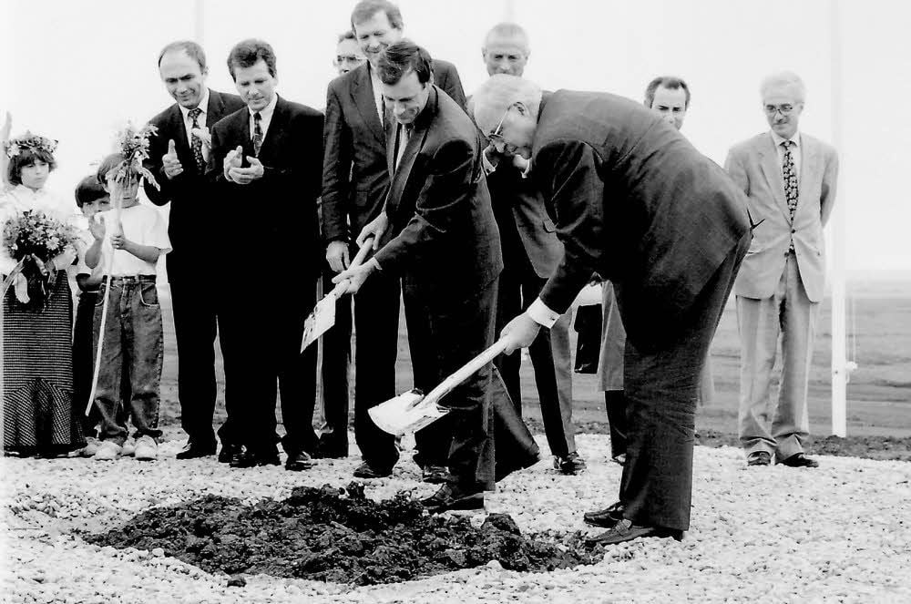 Helmut Kohl ließ es sich nicht nehmen, beim ersten Spatenstich im Mai 1994 persönlich dabei zu sein.