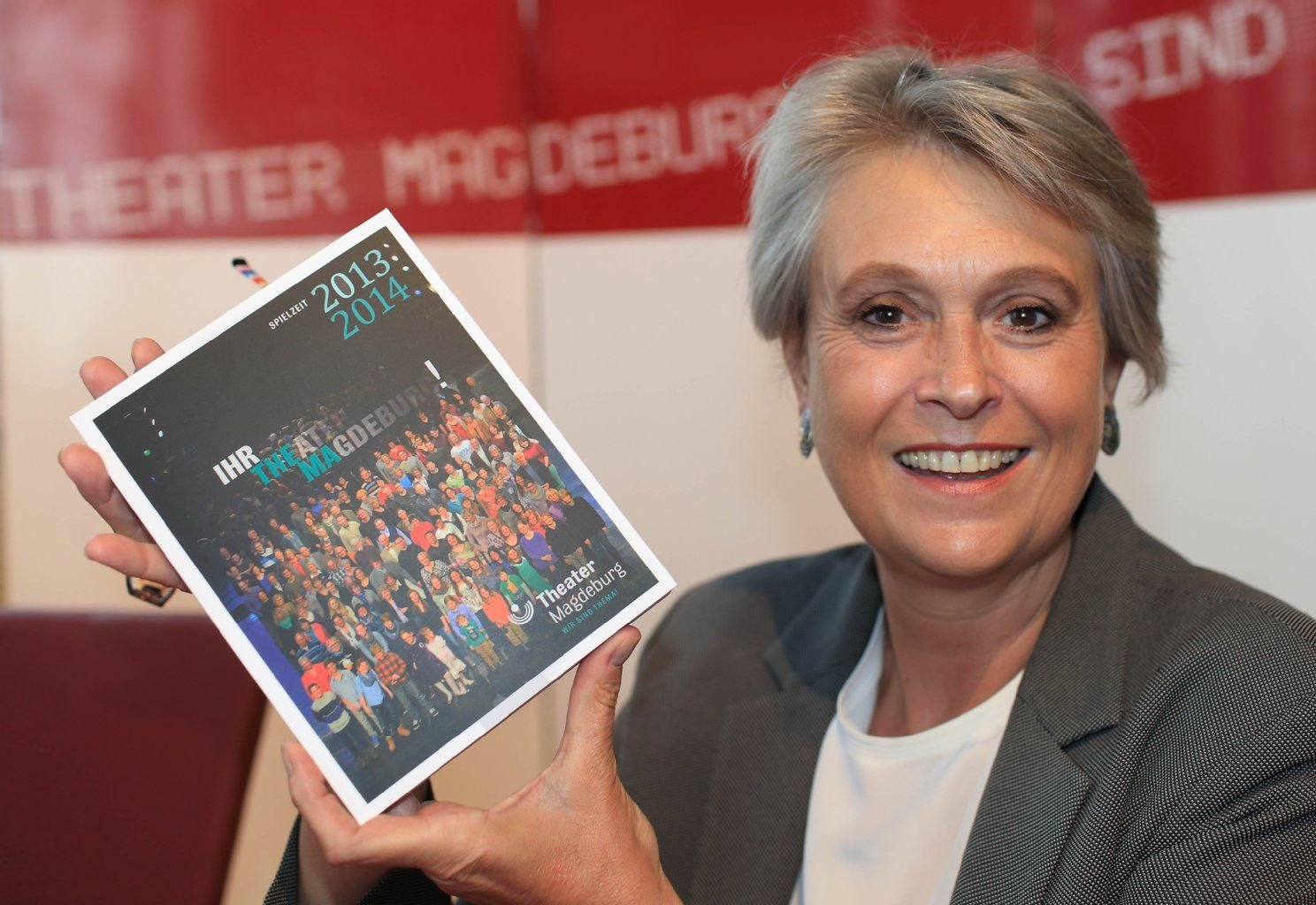 Karen Stone, Generalintendantin des Theaters Magdeburg, hält am 13.05.2013 während einer Pressekonferenz in Magdeburg (Sachsen-Anhalt) das dazugehörige Programmheft.