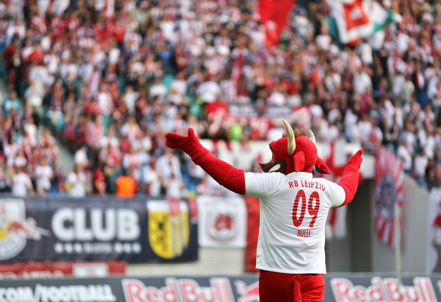Maskottchen Bulli feuert die Leipziger Fans an.