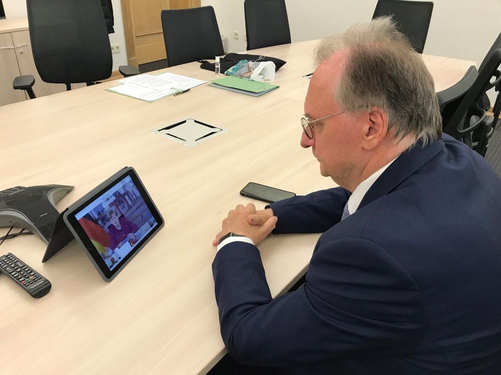 Sachsen-Anhalts Ministerpräsident Reiner Haseloff bei der Videokonferenz mit Bundeskanzlerin Angela Merkel
