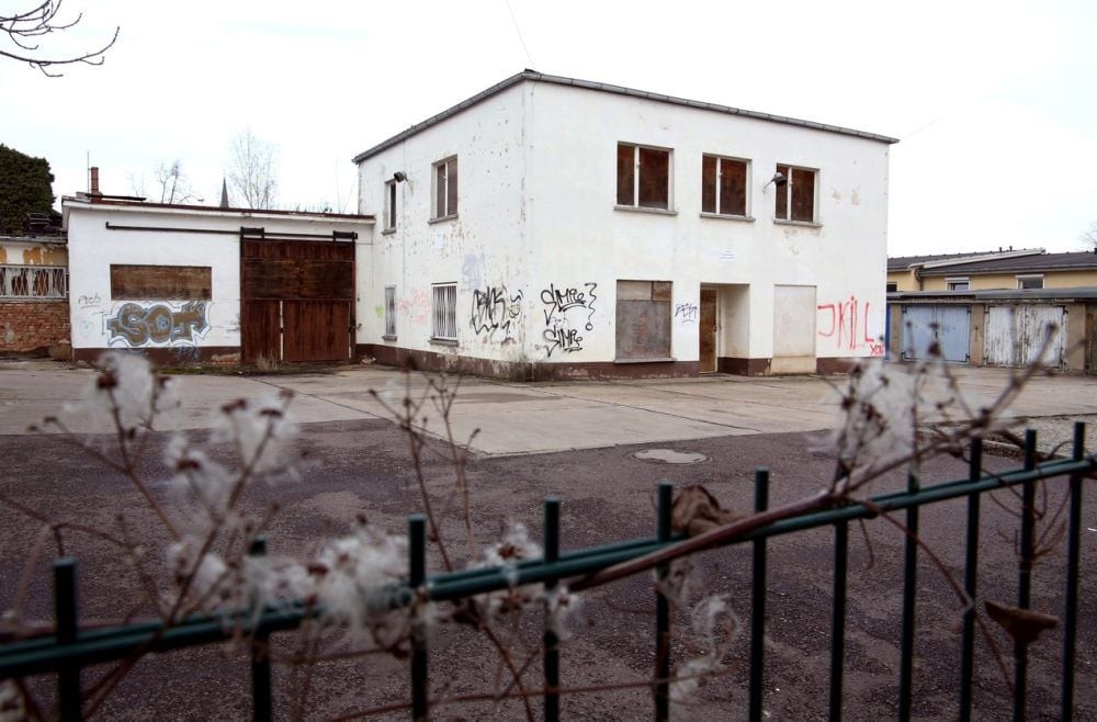 Das alte Flepro-Gebäude an der Wettiner Straße. Weil sich die Garagen-Kaufinteressenten mit dessen Eigentümer nicht über einen Verkauf einigen konnten, bleiben die Garagen nun in städtischer Verwaltung.