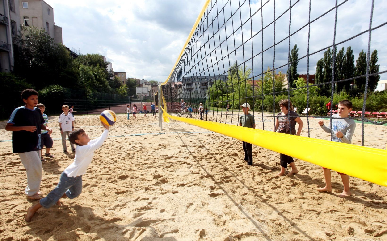 Kinder weihen am Mittwoch auf ihre Art die neue Beachvolleyballanlage in den Franckeschen Stiftungen ein.