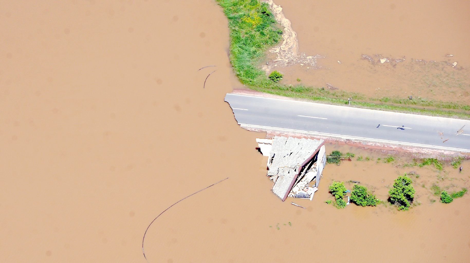 Hochwasser in Sachsen-Anhalt: Luftbild vom Deichbruch des Muldeteichs bei Löbnitz (Bitterfeld)