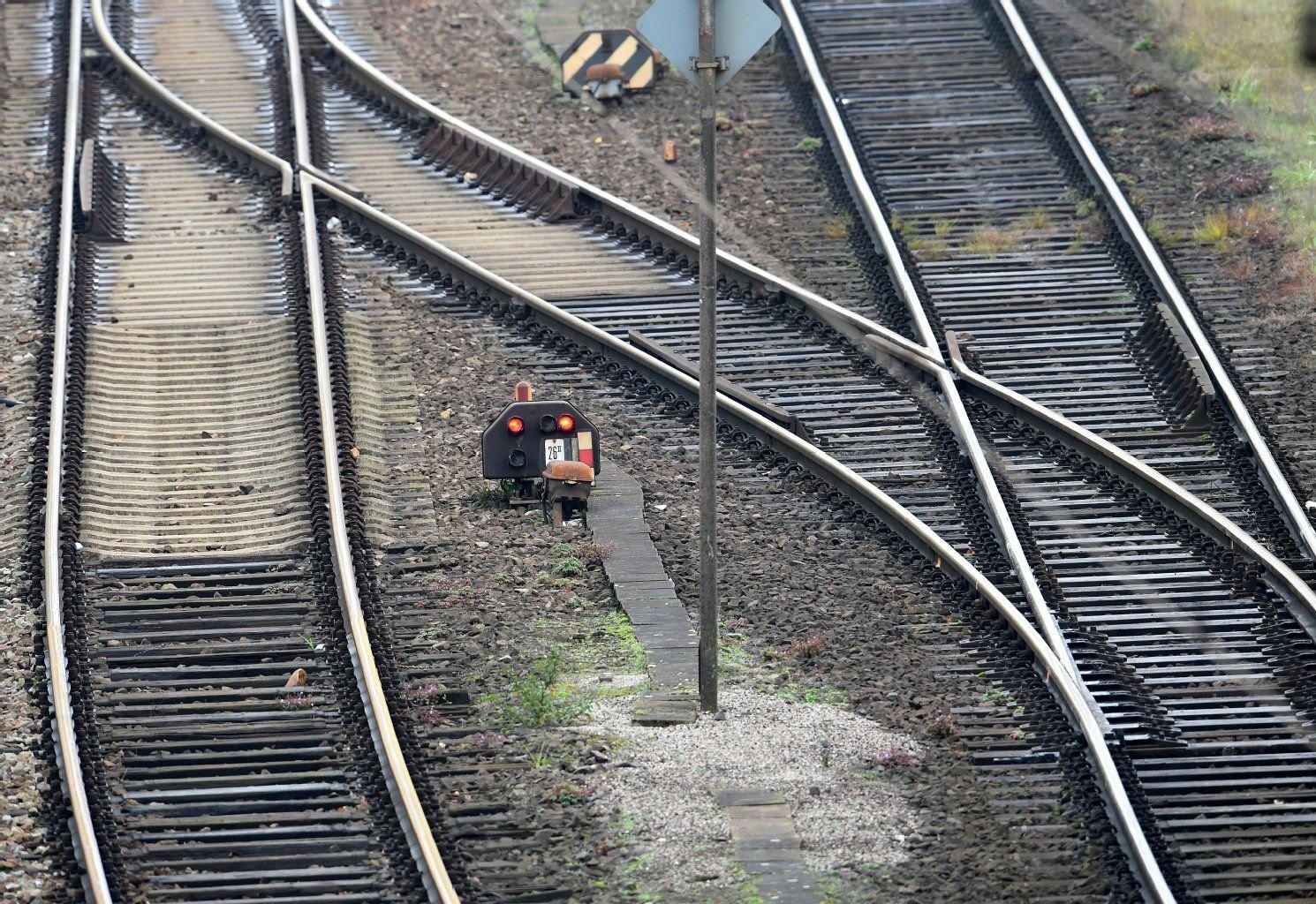 Signalleuchten auf einem Güterbahnhof zeigen "Rot" an.
