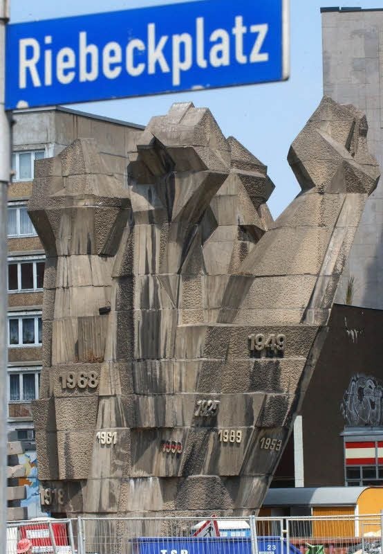 2003 abgerissen: Die „Fäuste“ (Ausschnitt) in Halle