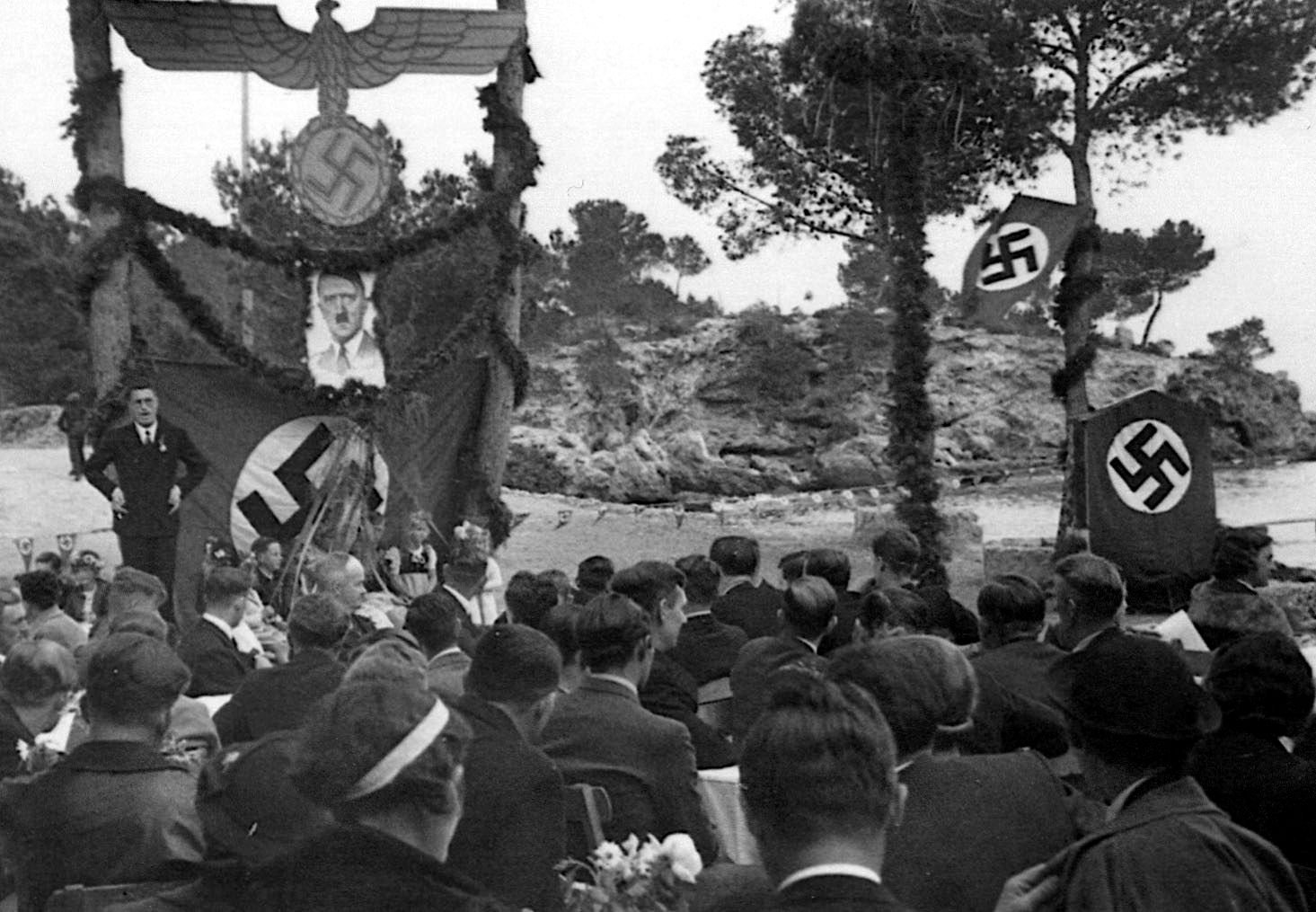 Hakenkreuz-Flaggen wehten auf Mallorca: Konsul Hans Dede 1938 als Redner bei einer Maikundgebung am Strand von Portals Nous.