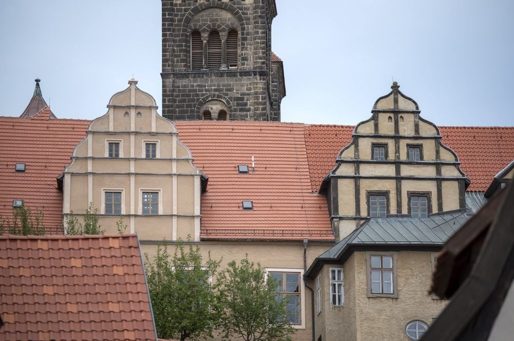 Der Blick vom Finkenherd zeigt, wie sich das Bild des Schlosses wandeln wird: links der bereits sanierte Renaissancegiebel des Residenzbaus, rechts der noch unsanierte.