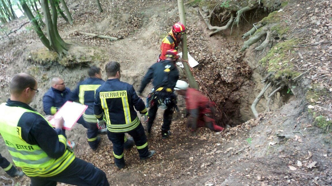 Rettungskräfte stehen in der Nähe von Sondershausen (Thüringen) an einem Eingang zu einem Schacht.