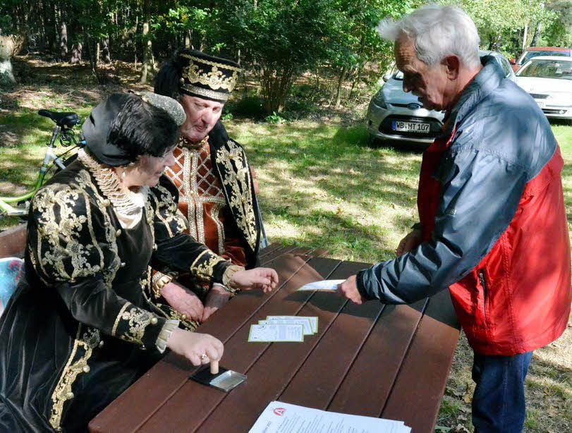 Das Kurfürstenpaar verteilt beim 20. Rawata die Stempel.