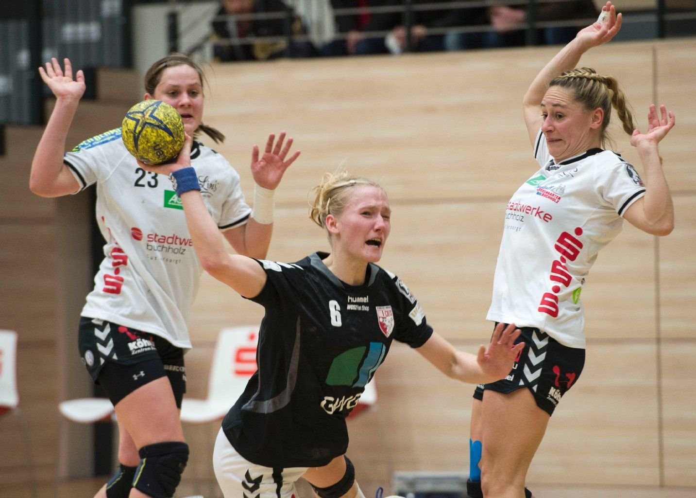 Unions Jacqueline Hummel (M.) ist gegen Lisa Prior (l.) und Elena Nendza (r.) erfolgreich.