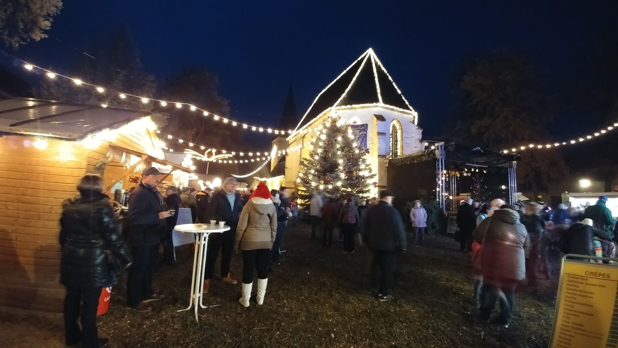 Zur Eröffnung des Sangerhäuser Weihnachtsmarktes kamen etliche Besucher in die Marienanlage der Kreisstadt.
