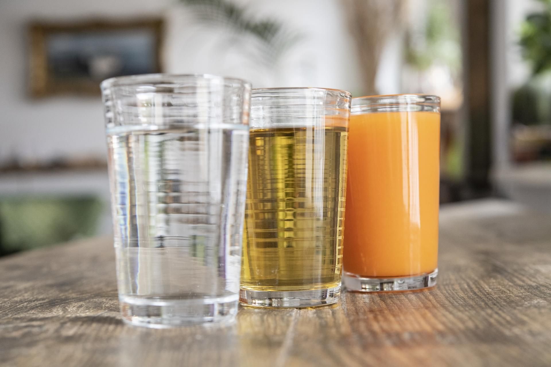 Wasser, Kräutertees sowie Gemüsesäfte sind oft Teil einer Fastenkur.