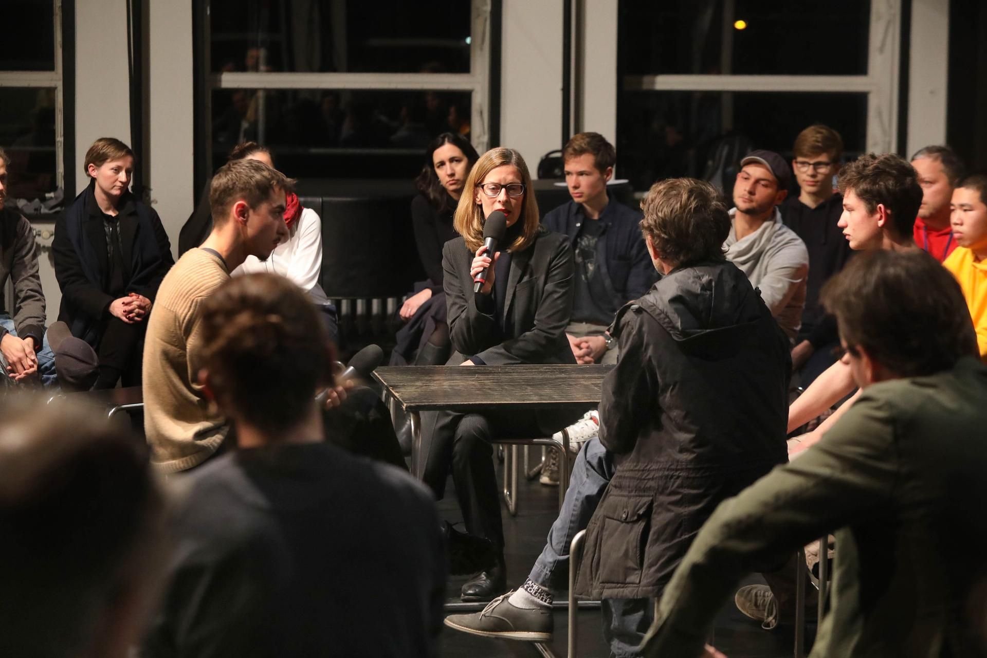 Bauhaus-Chefin Claudia Perren im Gespräch mit jungen Besuchern der Diskussionsrunde.