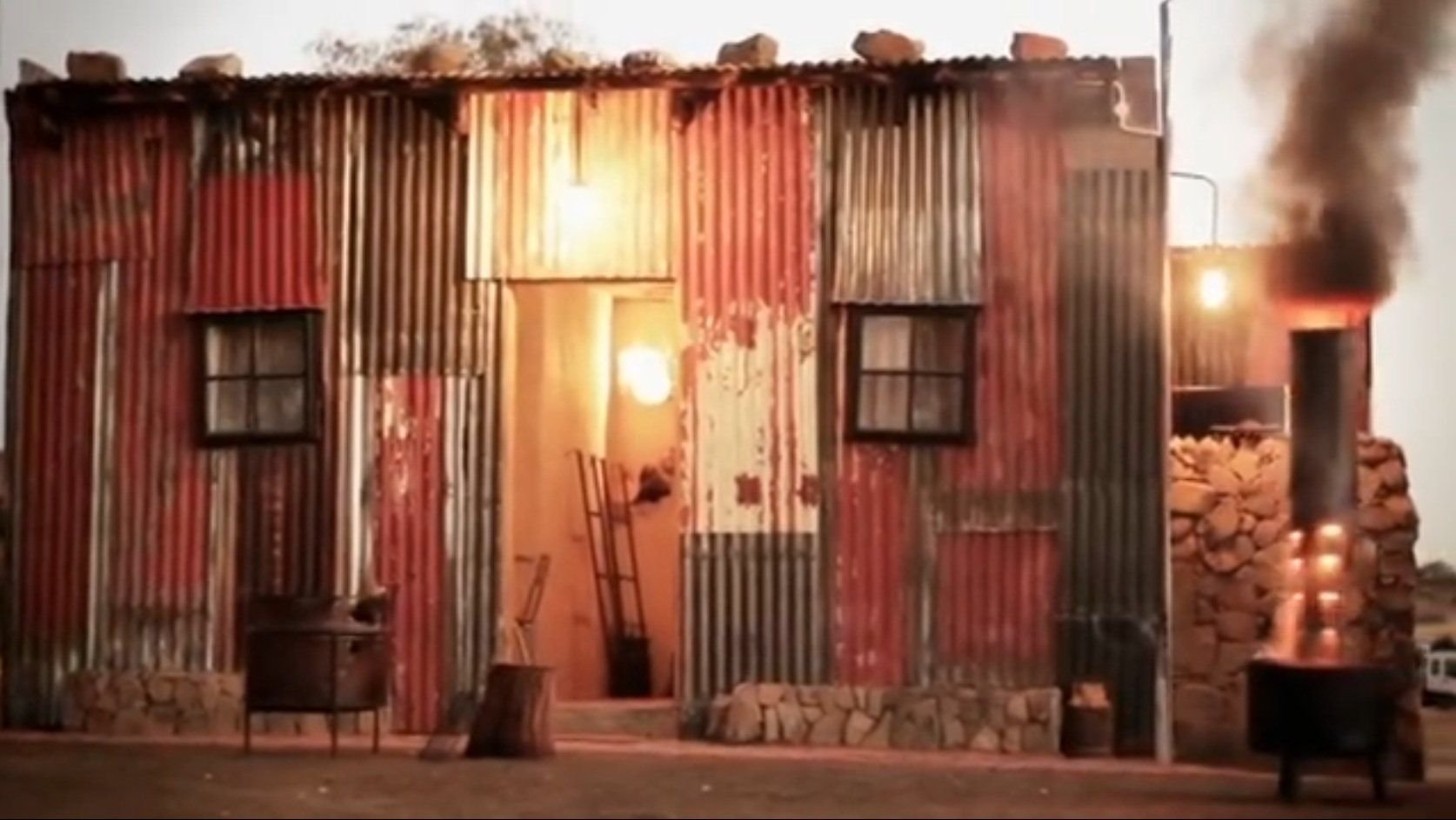 Lagerfeuer-Romantik: Hier sollen Urlauber authentische Slum-Atmosphäre erfahren - in Wellblechhütten mit Fußbodenheizung.