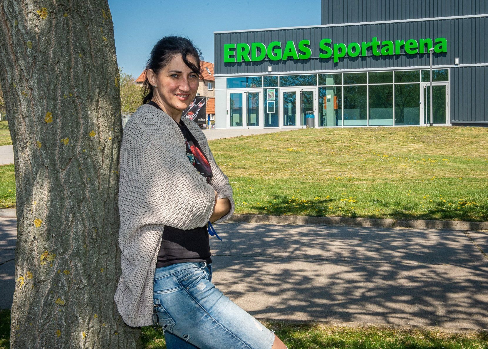 Tanja Logvin vor der Halle, in der sie mit den Wildcats zwei Saisons lang für beste Handball-Unterhaltung sorgte.