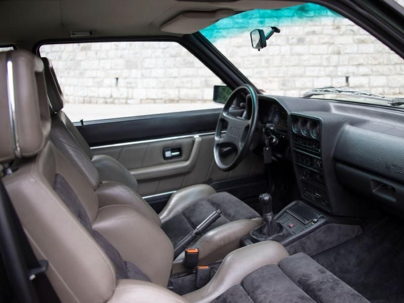 Komfort für die zahlende Kundschaft: Von der spartanischen Ausstattung eines Rallye-Autos hat das Interieur des Audi Sport Quattro meilenweit entfernt.