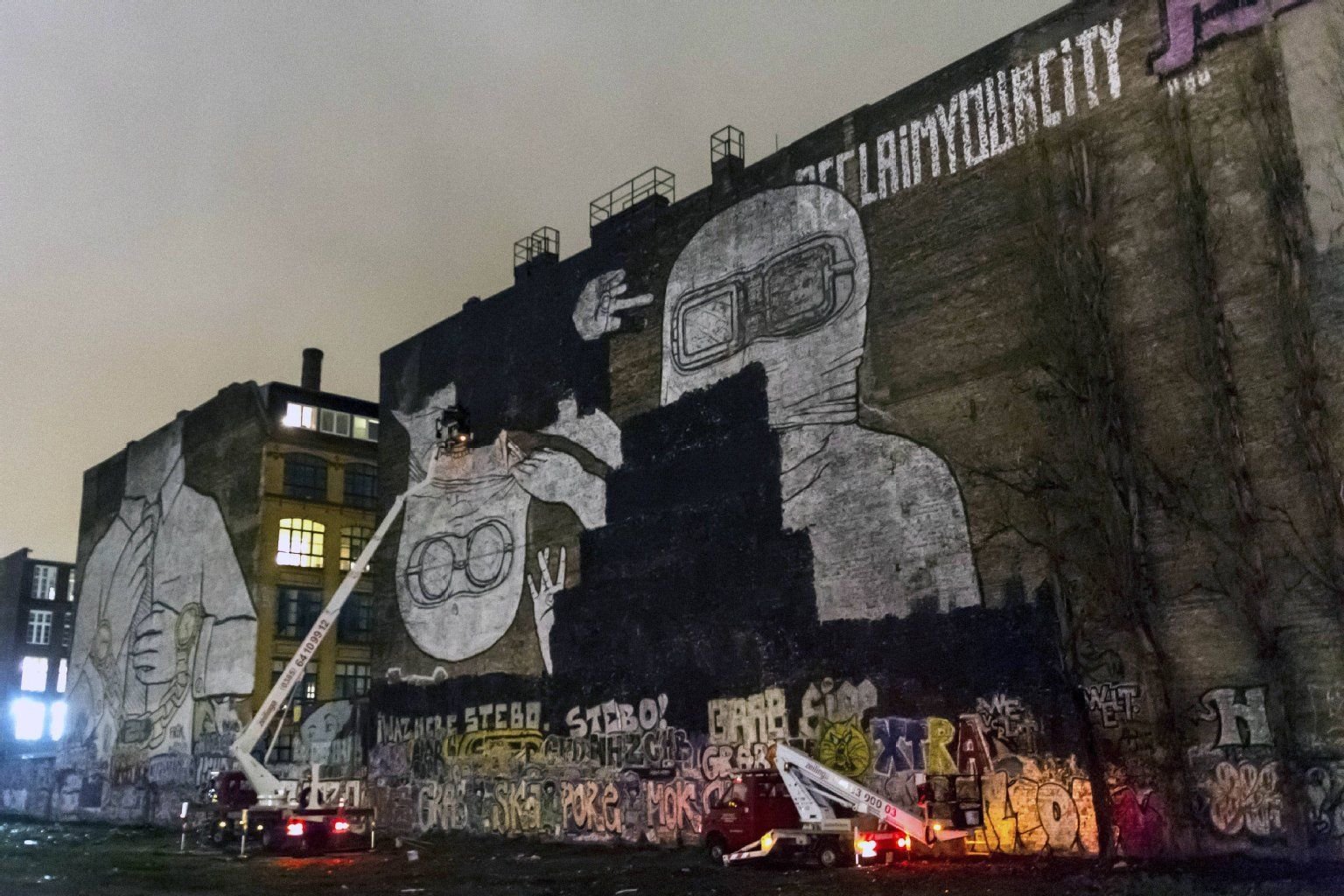 Auf dem Gelände der Cuvry-Brache in Berlin Kreuzberg wird das Graffiti des italienischen Street-Art-Künstlers Blu mit schwarzer Farbe übermalt.
