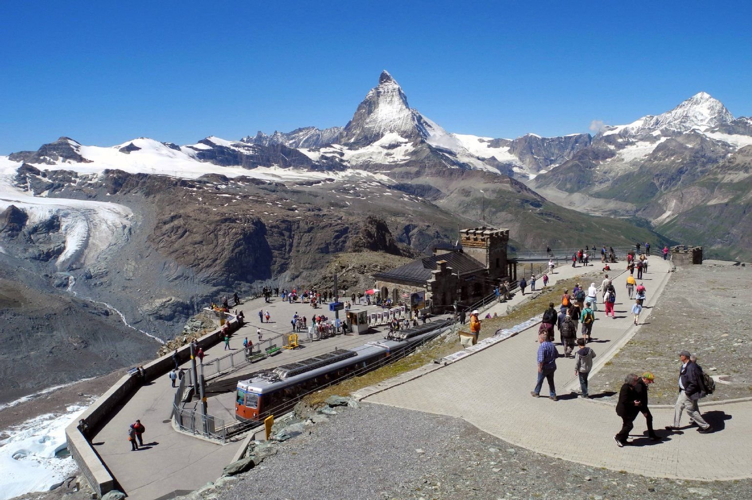 Ansturm auf das Schweizer Matterhorn: Anfahrt von Zermatt bis Gornagrat mit der Zahnradbahn.