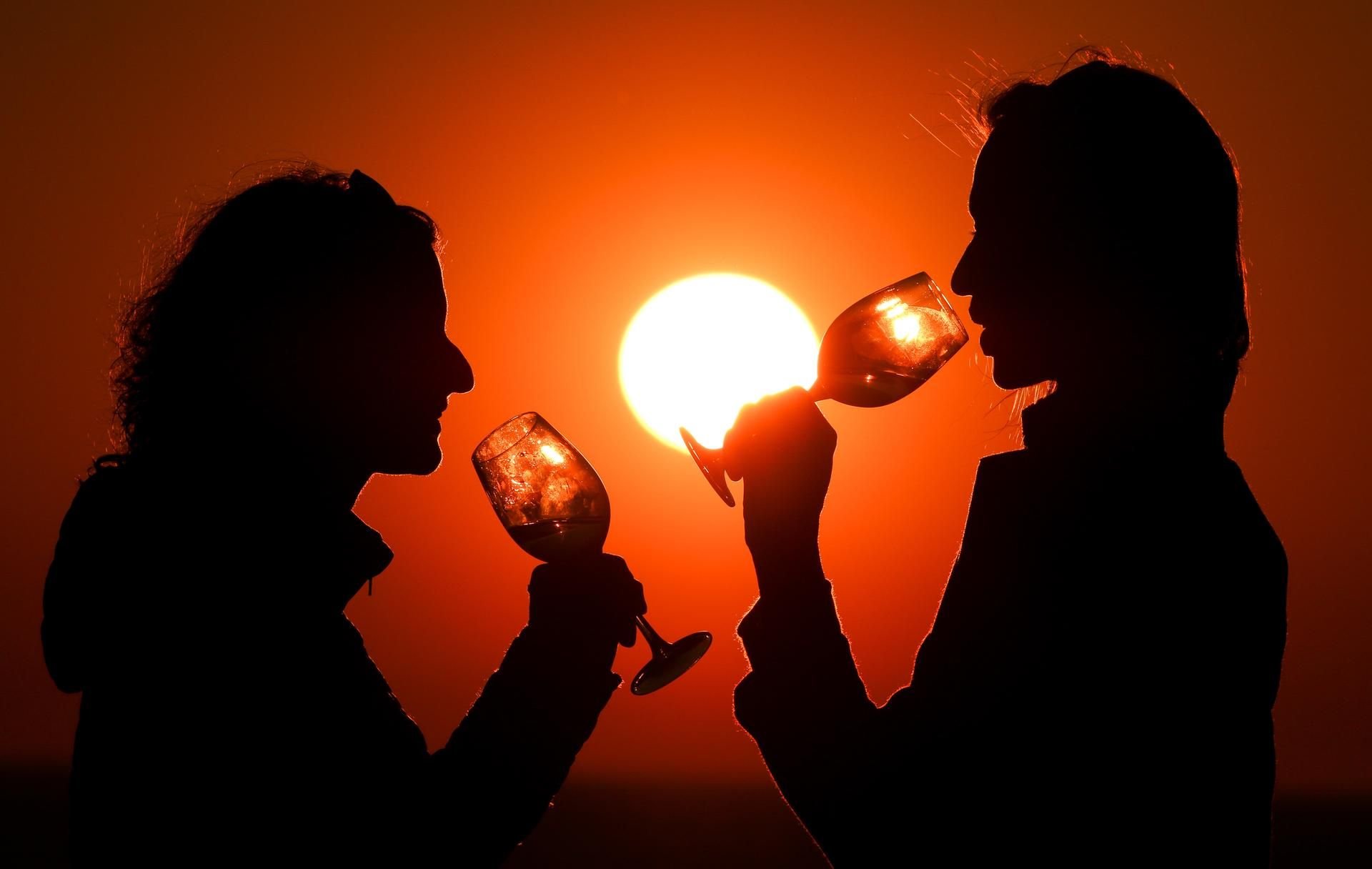 Viele Menschen trinken gerne mal ein Glas Wein – unsere Autorin verzichtet ganz auf Alkohol (Symbolbild).