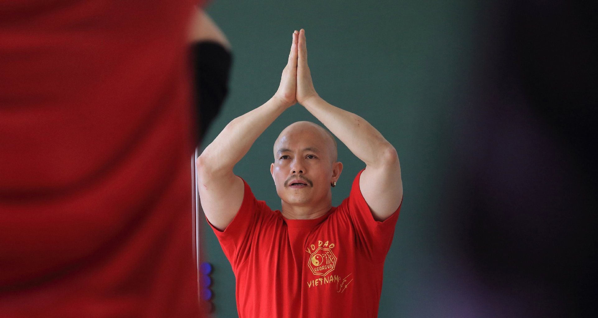 An der Fachhochschule in Aschersleben unterrichtet Kung-Fu-Großmeister Chu Tan Cuong Atemtechniken zum Stressabbau und zur Konfliktbewältigung.