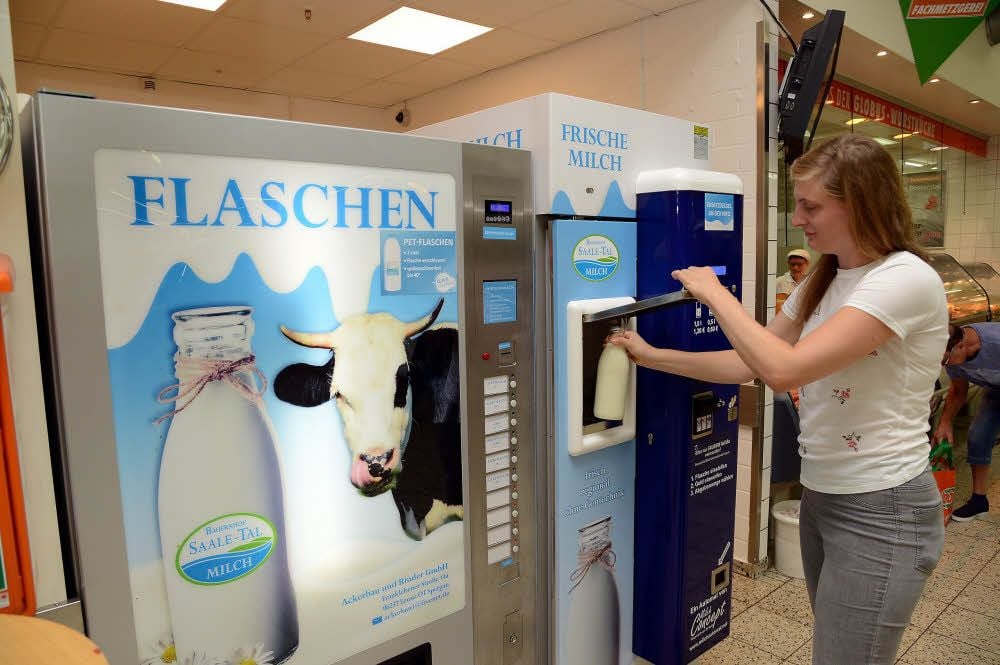 MZ-Volontärin Isabell Bergner hat im Globus-Warenhaus in Theißen die frische Milch aus dem Automaten probiert. Testurteil: Lecker.