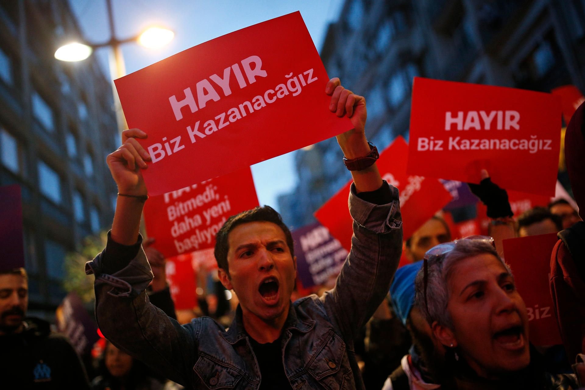 Unterstützer des «Nein»-Lagers demonstrieren in Istanbul gegen den Ausgang des Referendums in der Türkei.