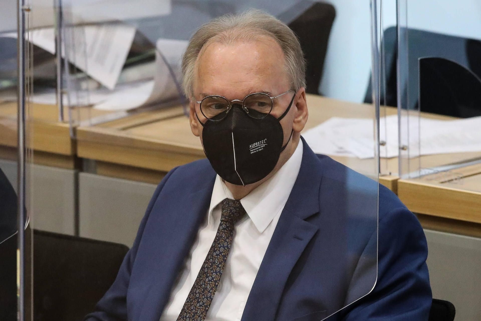 Sachsen-Anhalts Ministerpräsident Reiner Haseloff (CDU) stellt sich hinter Handball-Bundestrainer Alfred Gislason.