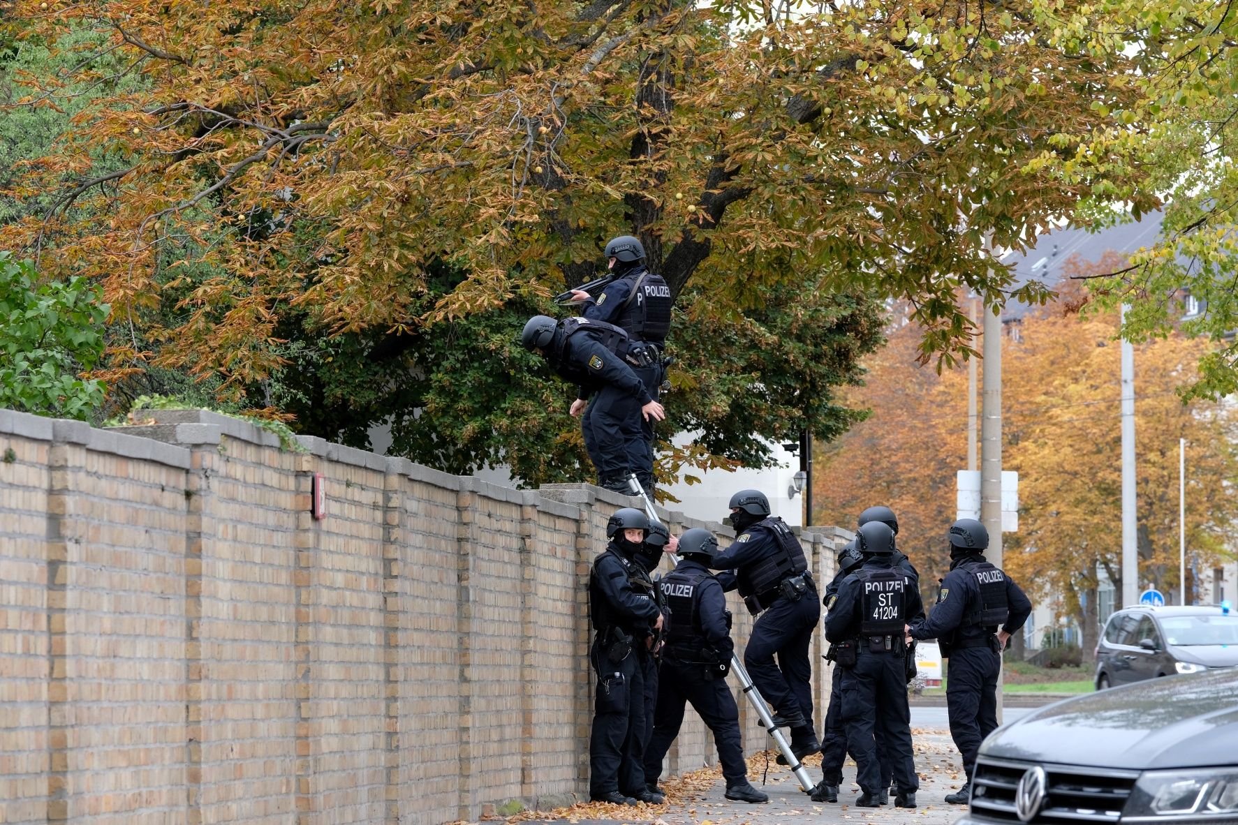 Beamte eines Spezialeinsatzkommandos dringen nach dem Anschlag auf die Synagoge in Halle über eine Leiter ein auf das Gelände an der Humboldtstraße.