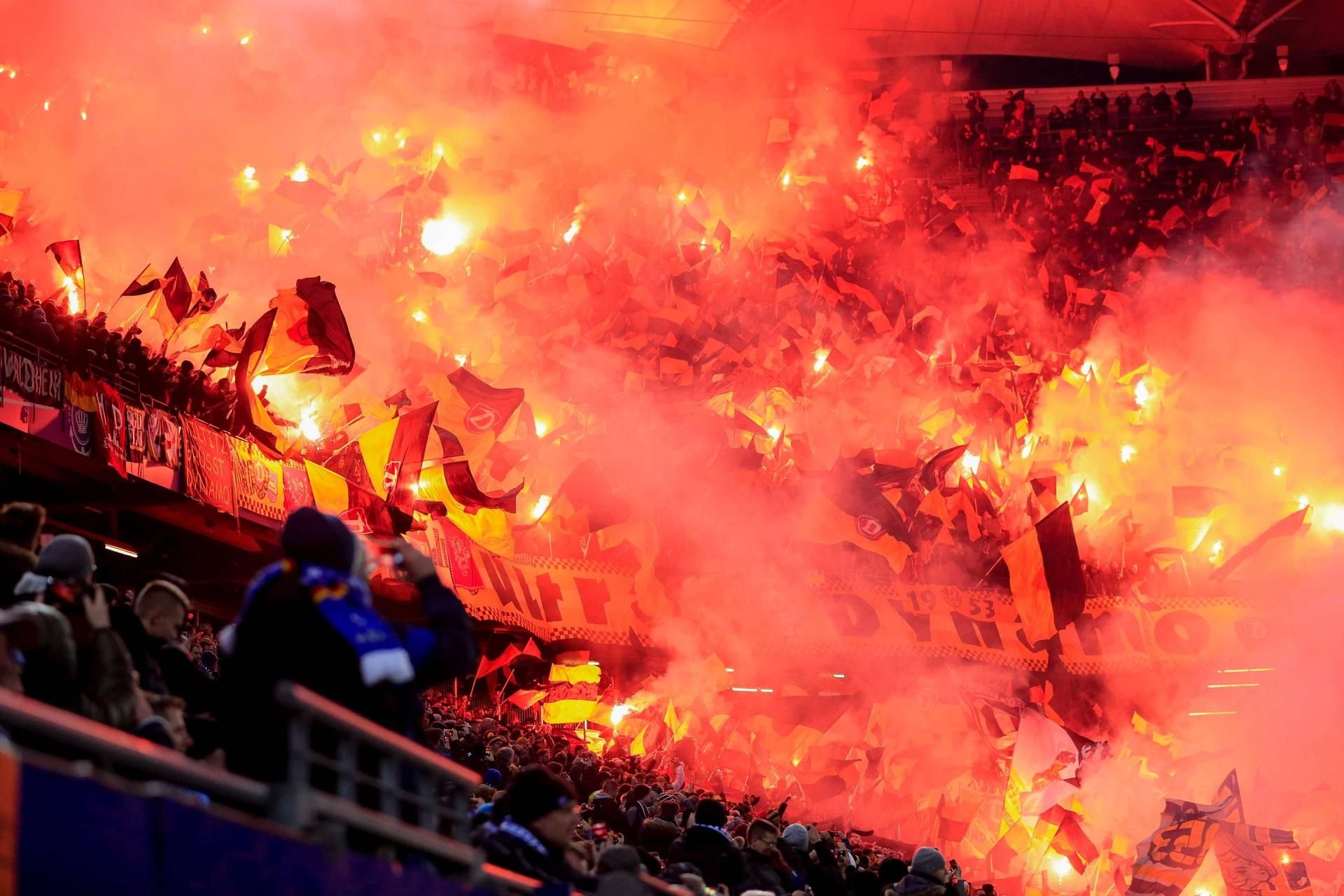 In Hamburg hatten Fans von Dynamo Dresden am Montag Pyrotechnik gezündet - dem Klub droht nun eine gewaltige Geldstrafe.