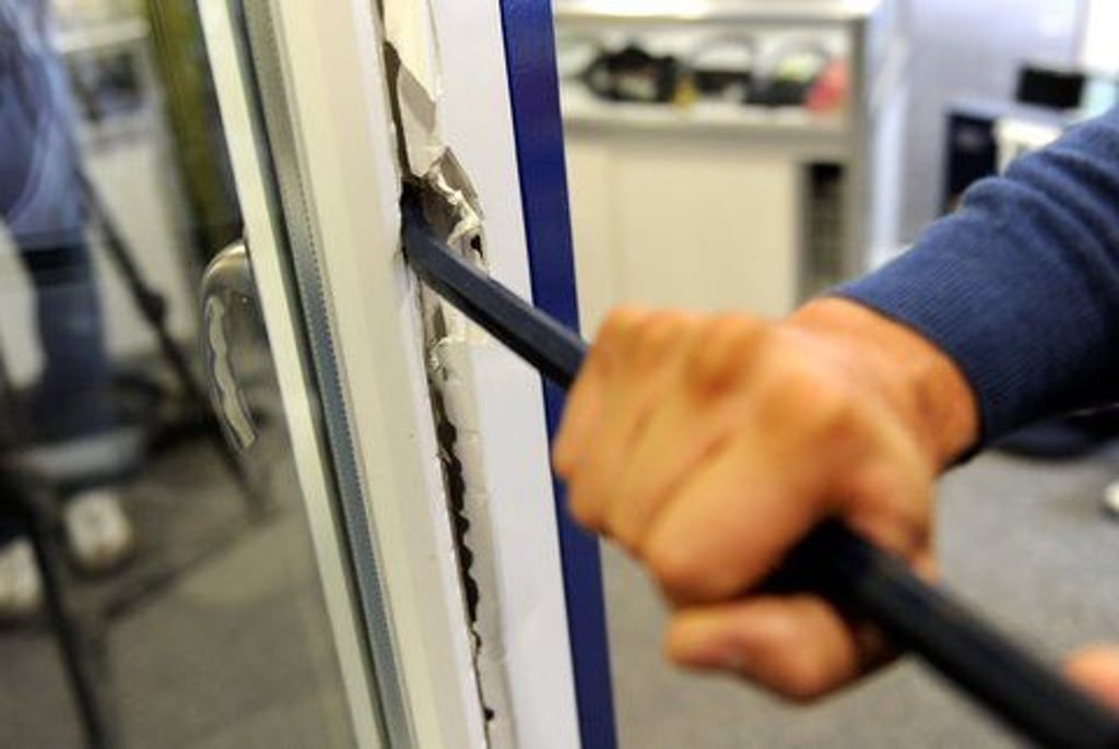 Durch die eingesetzten Polizeibeamten wurde der Tatort untersucht und Spuren gesichert werden.