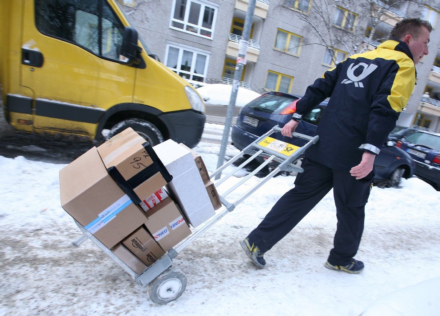 Für viele Paketzusteller ist die Weihnachtszeit Stress pur. Trotzdem dürfen sie Pakete nicht einfach ins Treppenhaus oder vor die Tür legen. Kunden können aber einen Wunschort zur Paketablage bestimmen.