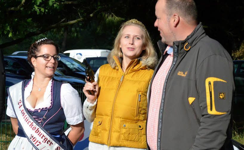 Heidekönigin und Weinkönigin geben den Startschuss zur 20. Auflage des Radwandertags in Jessen.