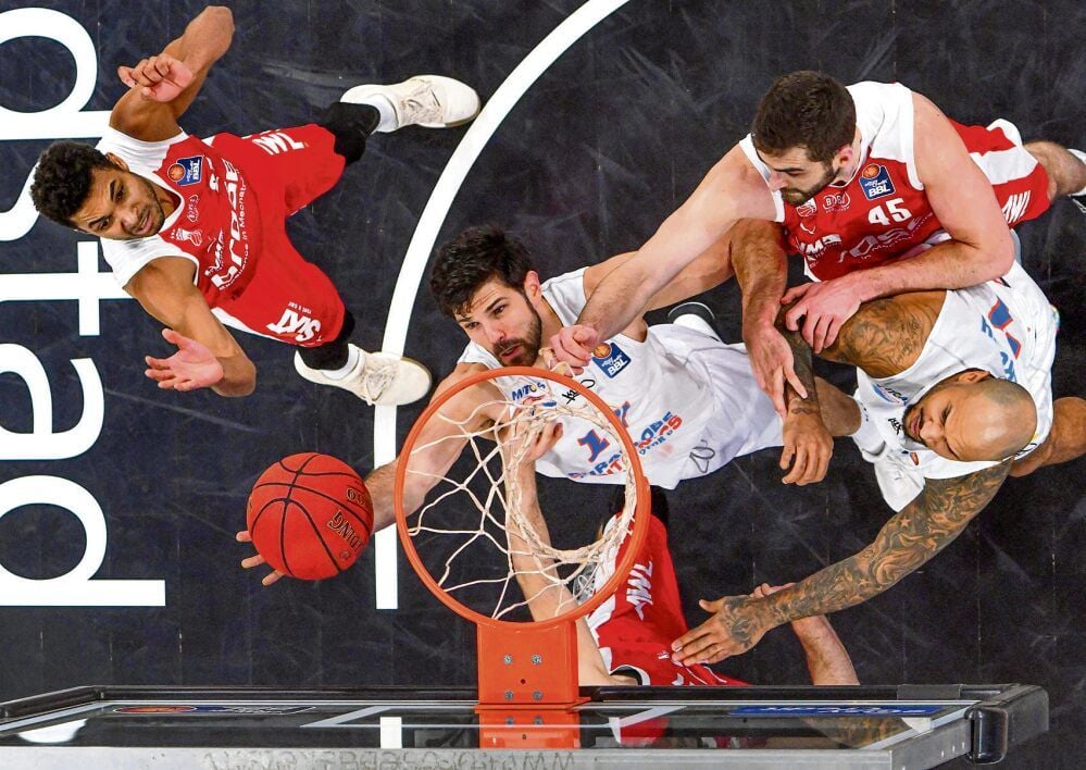 Aleksandar Marelja (2.v.l.) machte gegen Bamberg 17 Punkte für den Syntainics MBC.