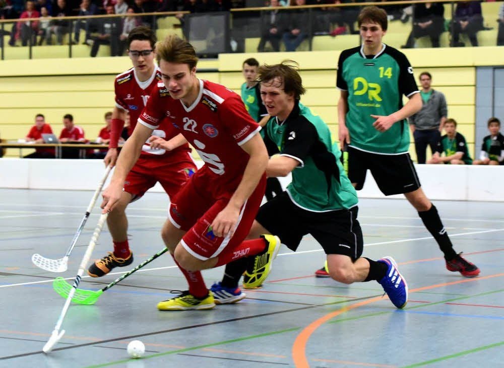 Rückkehrer Jakob Ohlsson (am Ball) und seine Teamkollegen vom UHC Weißenfels taten sich lange schwer gegen den frechen Zweitligisten aus Bremen, siegten am Ende aber noch mit 10:6.