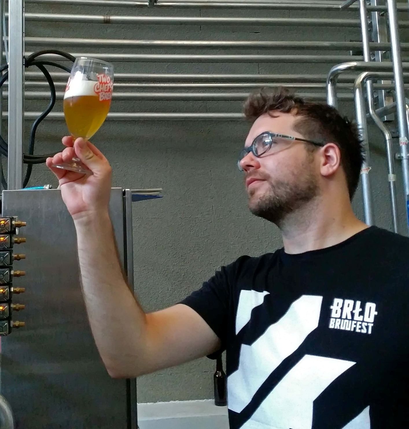 Bierbrauer Mathis Seliger prüft das Endprodukt.