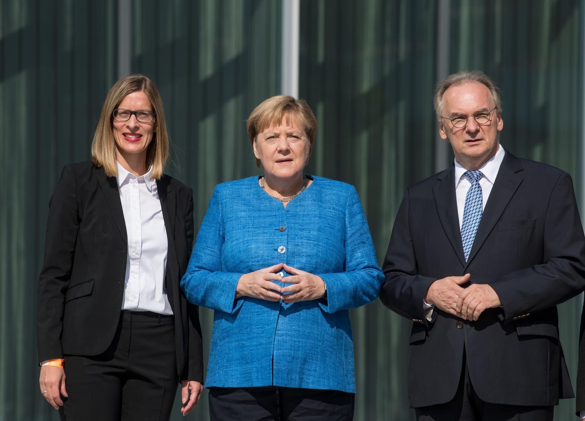 Am Ziel: Claudia Perren, Direktorin der Stiftung Bauhaus Dessau (l.) mit Bundeskanzlerin Angela Merkel und dem Ministerpräsidenten Sachsen-Anhalts, Reiner Haseloff (beide CDU), zur Eröffnung des Bauhaus-Museums in Dessau am 8. September 2019