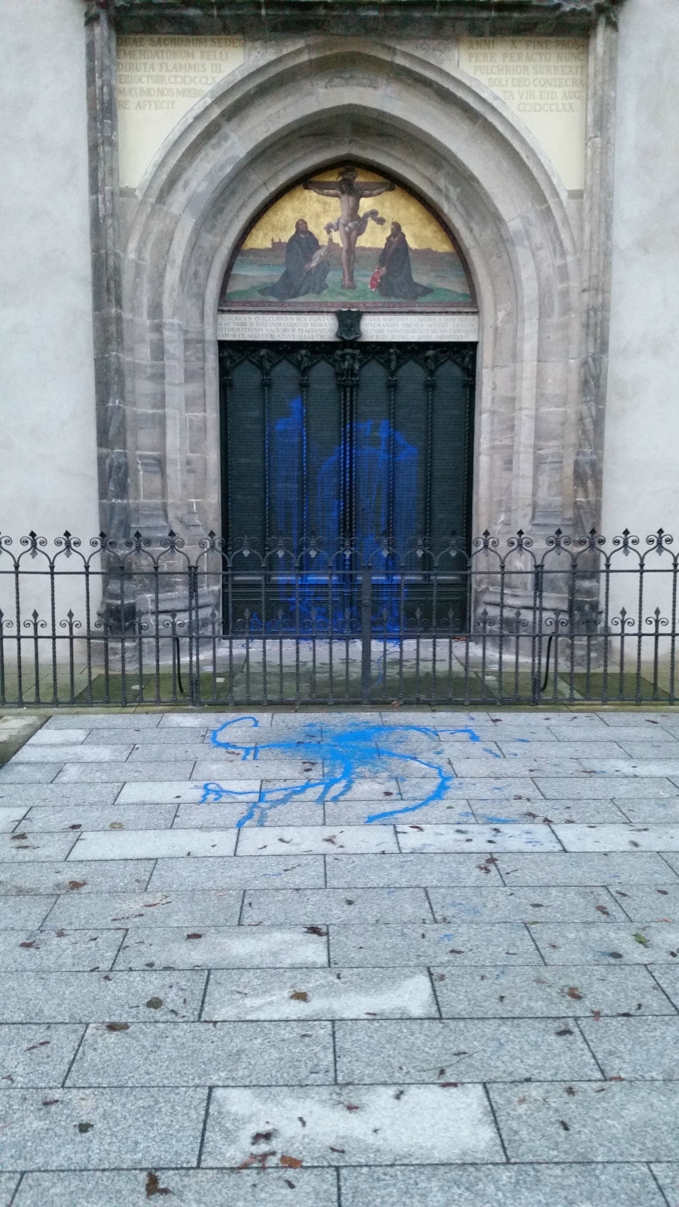Unbekannte haben die Wittenberger Schlosskirche beschmiert.
